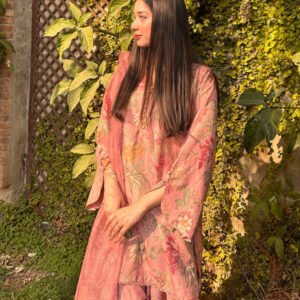 3-piece set includes a short kurta with farshi shalwar and manaar dupatta